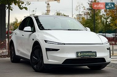 Tesla Model Y  2025