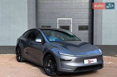 Tesla Model Y  2025