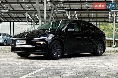 Tesla Model Y  2025
