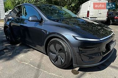 Tesla Model Y  2025