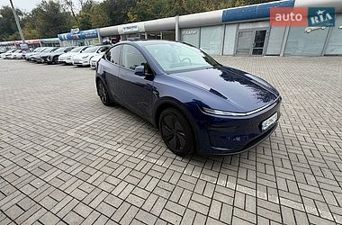Tesla Model Y  2025