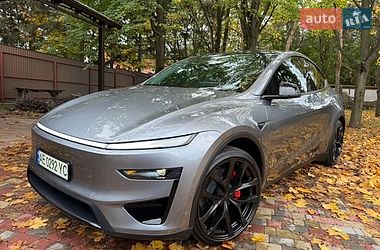 Tesla Model Y  2026