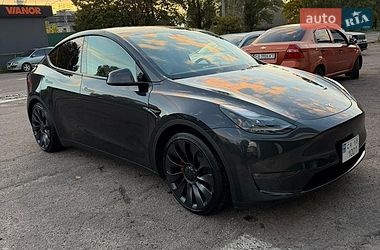 Tesla Model Y  2024