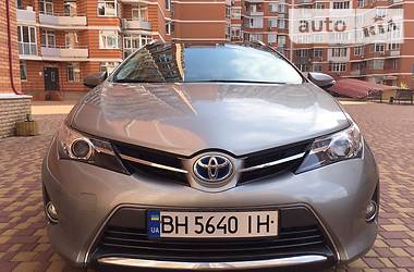 Toyota Auris гибрид 2013