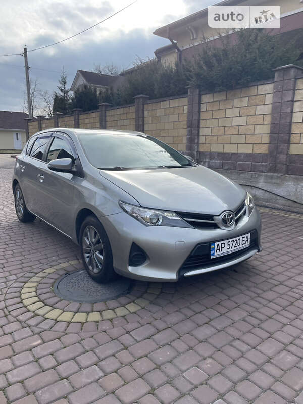 Хэтчбек Toyota Auris