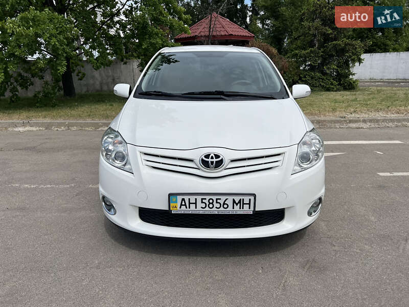 Легкові Toyota Auris