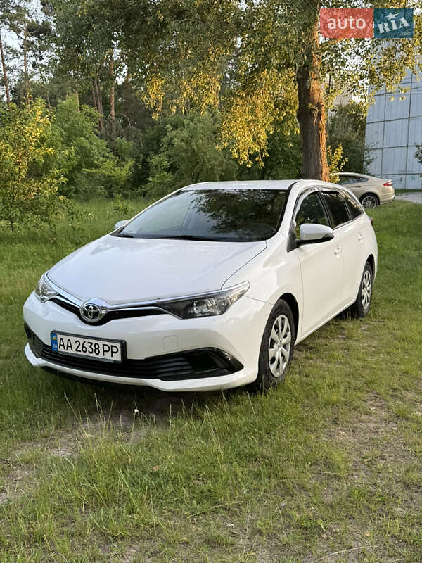 Универсал Toyota Auris
