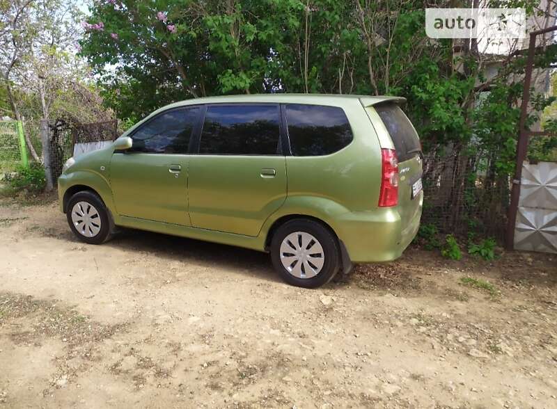 Мінівен Toyota Avanza