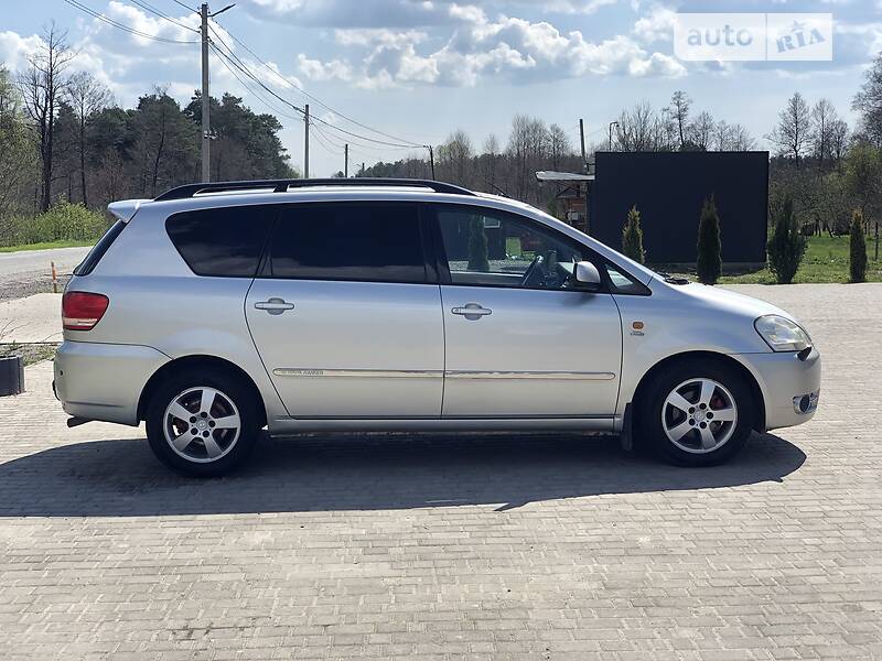 Минивэн Toyota Avensis