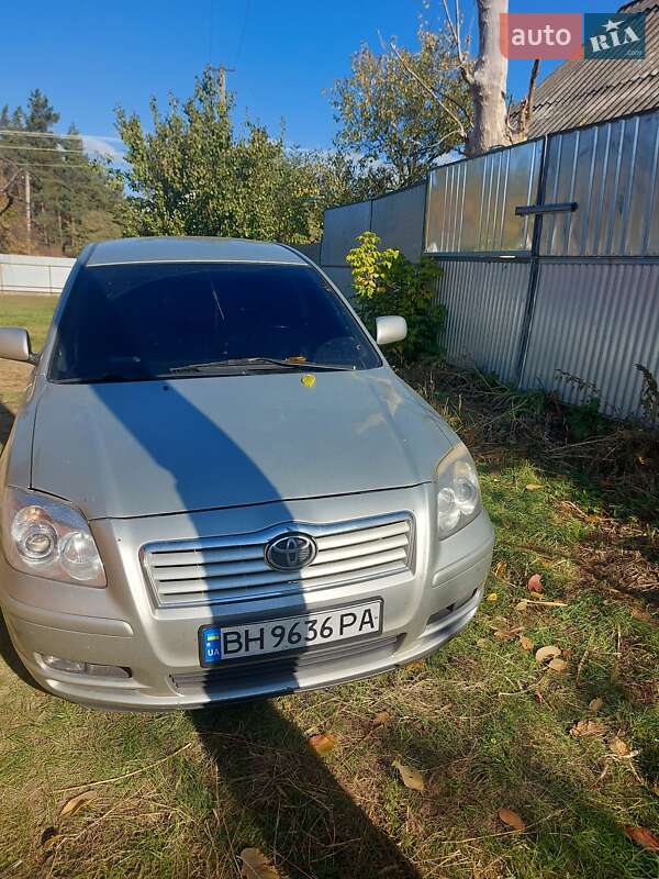 Хэтчбек Toyota Avensis