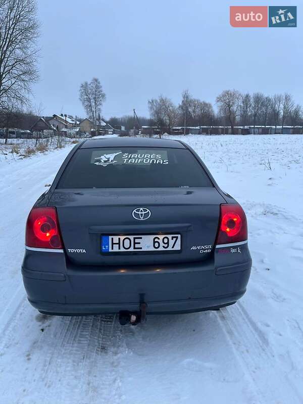 Седан Toyota Avensis