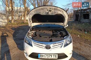 Toyota Avensis  2012