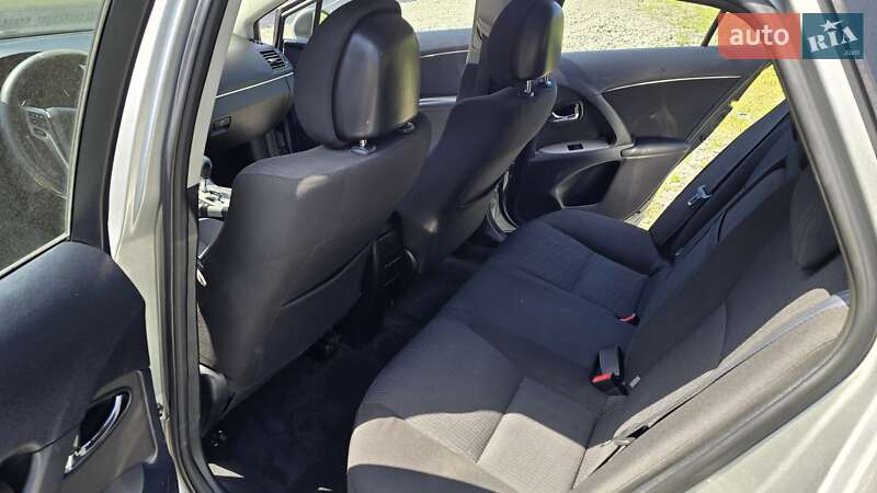 Легкові Toyota Avensis