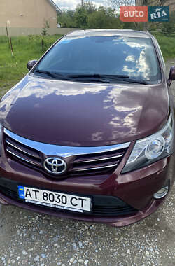 Toyota Avensis  2012