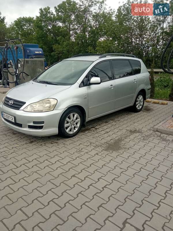 Минивэн Toyota Avensis