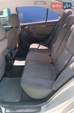 Toyota Avensis  2005