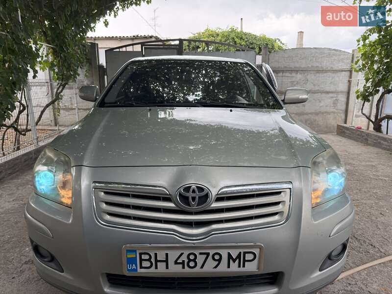 Седан Toyota Avensis
