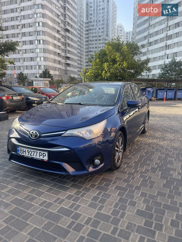 Седан Toyota Avensis