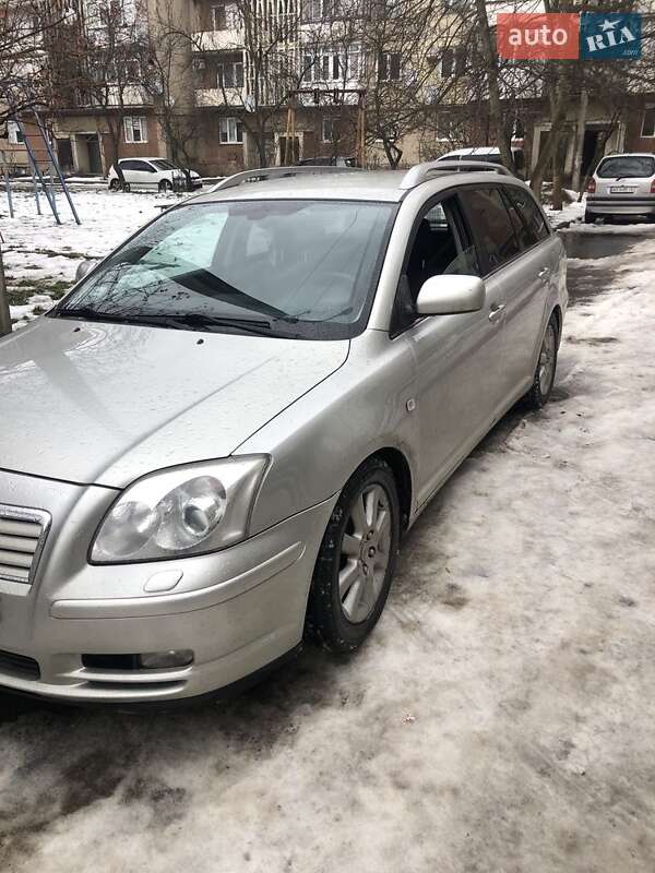 Мінівен Toyota Avensis