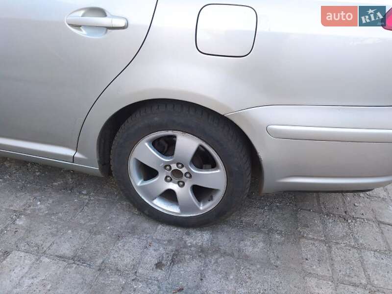 Седан Toyota Avensis