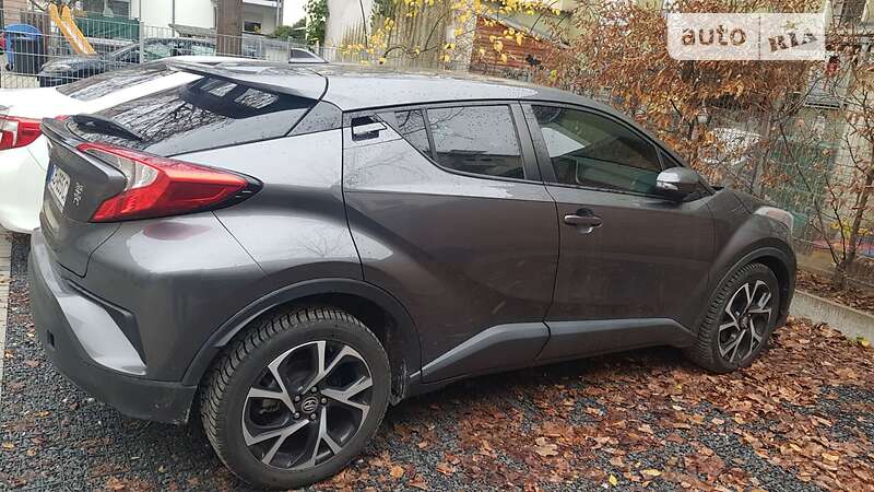 Хэтчбек Toyota C-HR