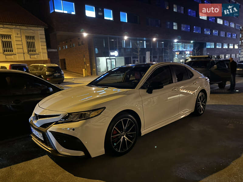 Седан Toyota Camry