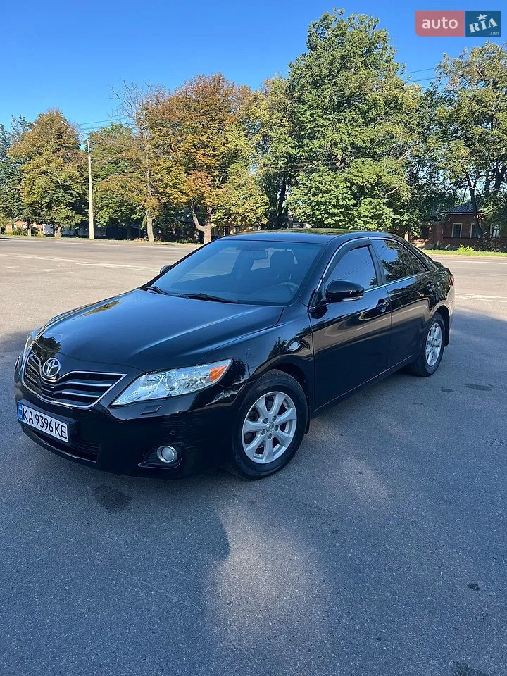 2010 Toyota Camry - фото 1