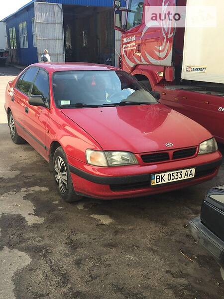 Легкові Toyota Carina E