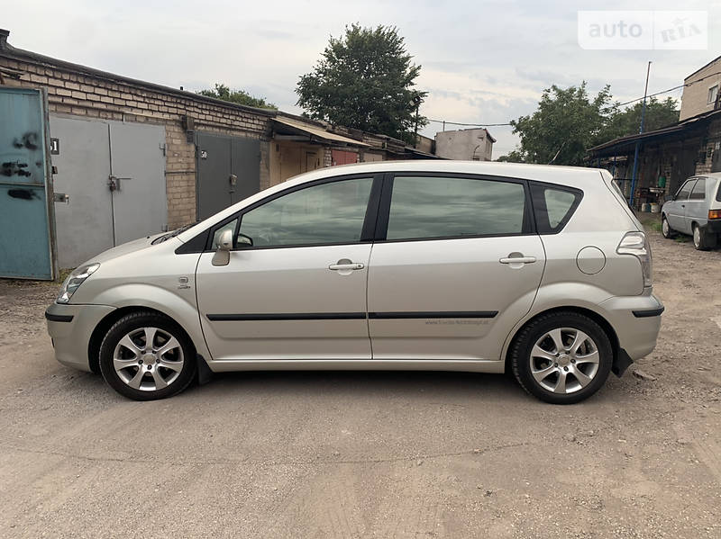 Хэтчбек Toyota Corolla Verso
