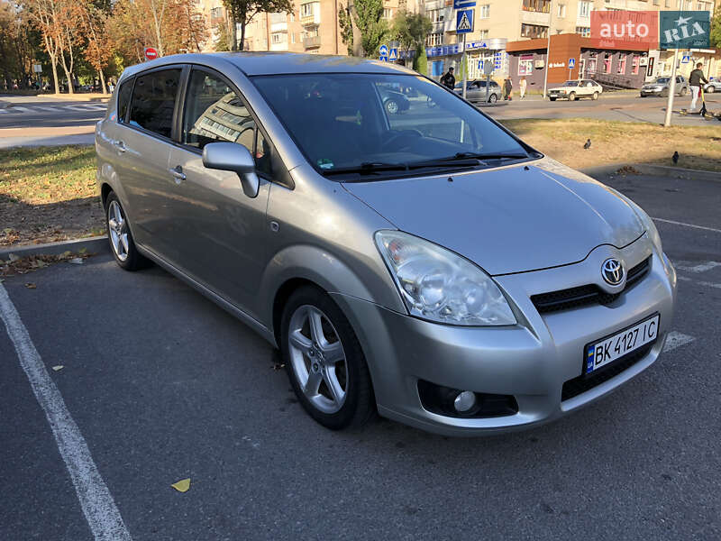 Минивэн Toyota Corolla