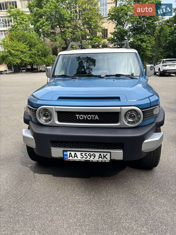 Внедорожник / Кроссовер Toyota FJ Cruiser