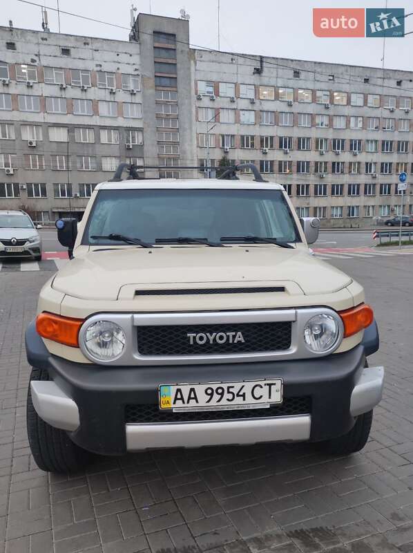 Позашляховик / Кросовер Toyota FJ Cruiser