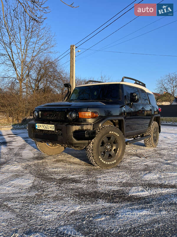 Позашляховик / Кросовер Toyota FJ Cruiser