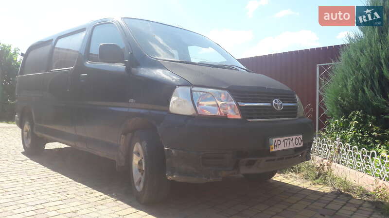 Мінівен Toyota Hiace