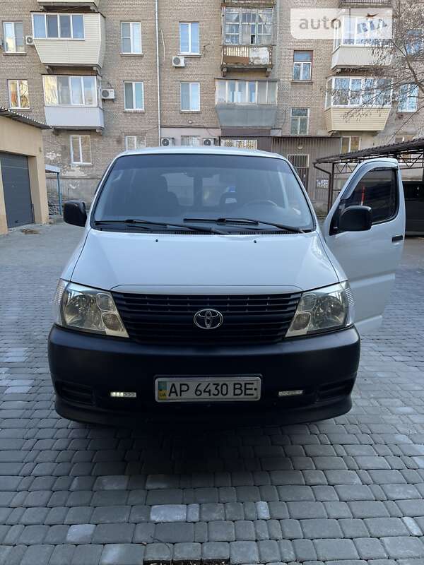 Универсал Toyota Hiace