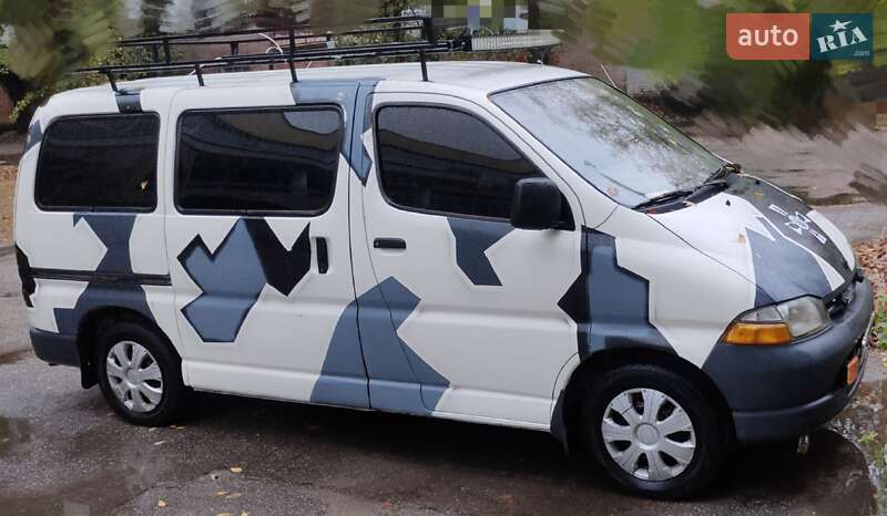Минивэн Toyota Hiace