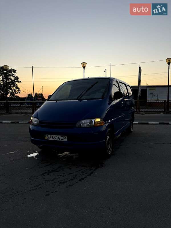Мінівен Toyota Hiace