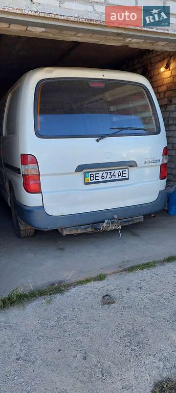 Минивэн Toyota Hiace