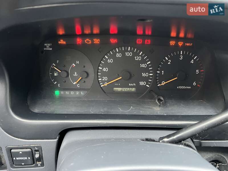 Мінівен Toyota Hiace