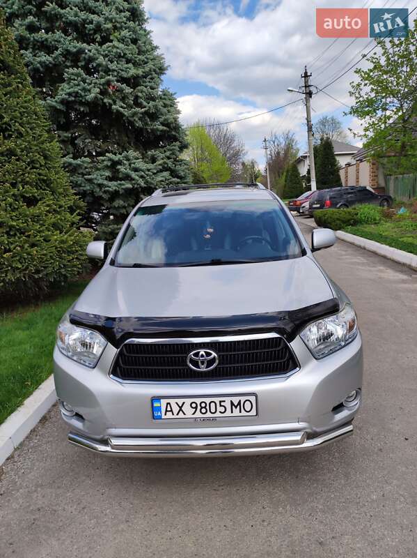 Позашляховик / Кросовер Toyota Highlander