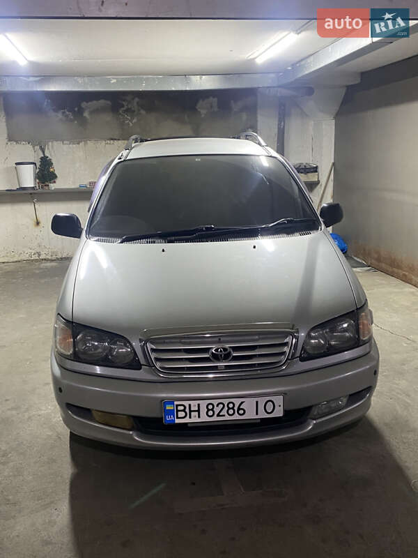 Мінівен Toyota Ipsum