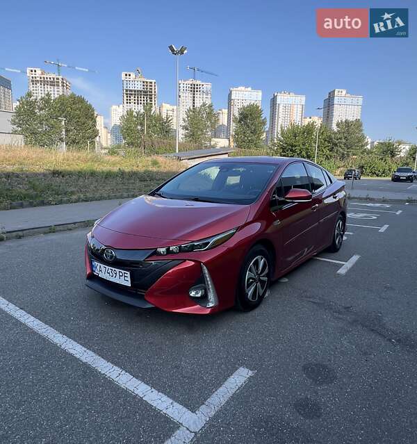 Хетчбек Toyota Prius Prime