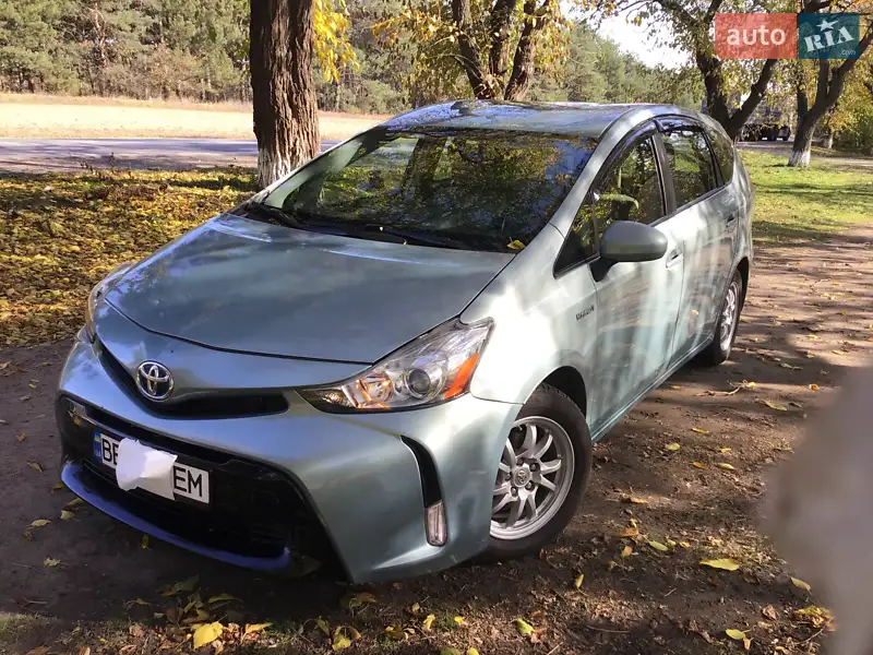 Toyota Prius v 2015