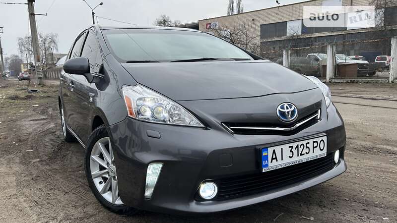 Хэтчбек Toyota Prius v