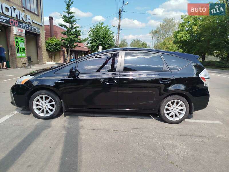 Хэтчбек Toyota Prius v