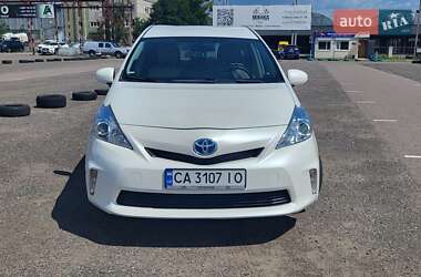 Toyota Prius v 2012