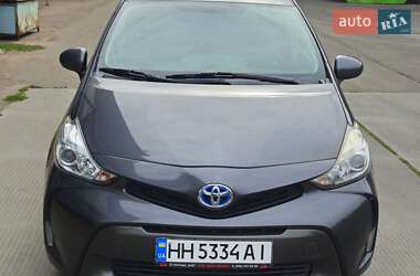 Toyota Prius v  2016