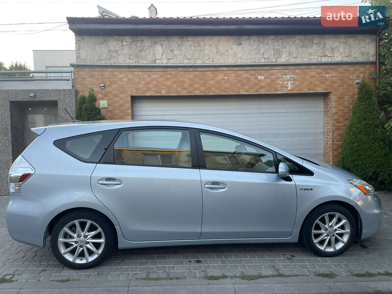 Легковые Toyota Prius v