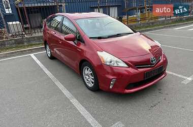 Toyota Prius v 2013