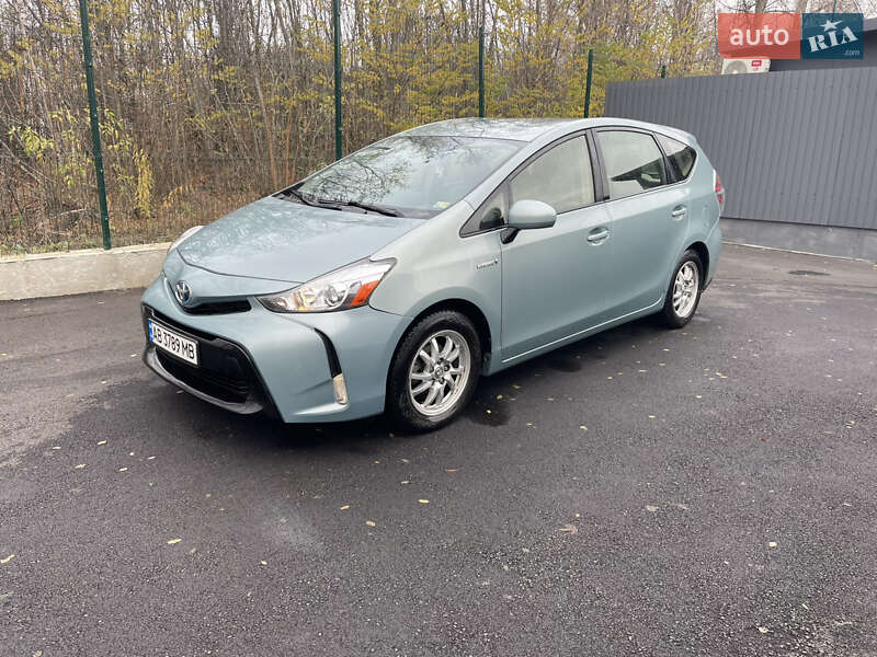 Хэтчбек Toyota Prius v